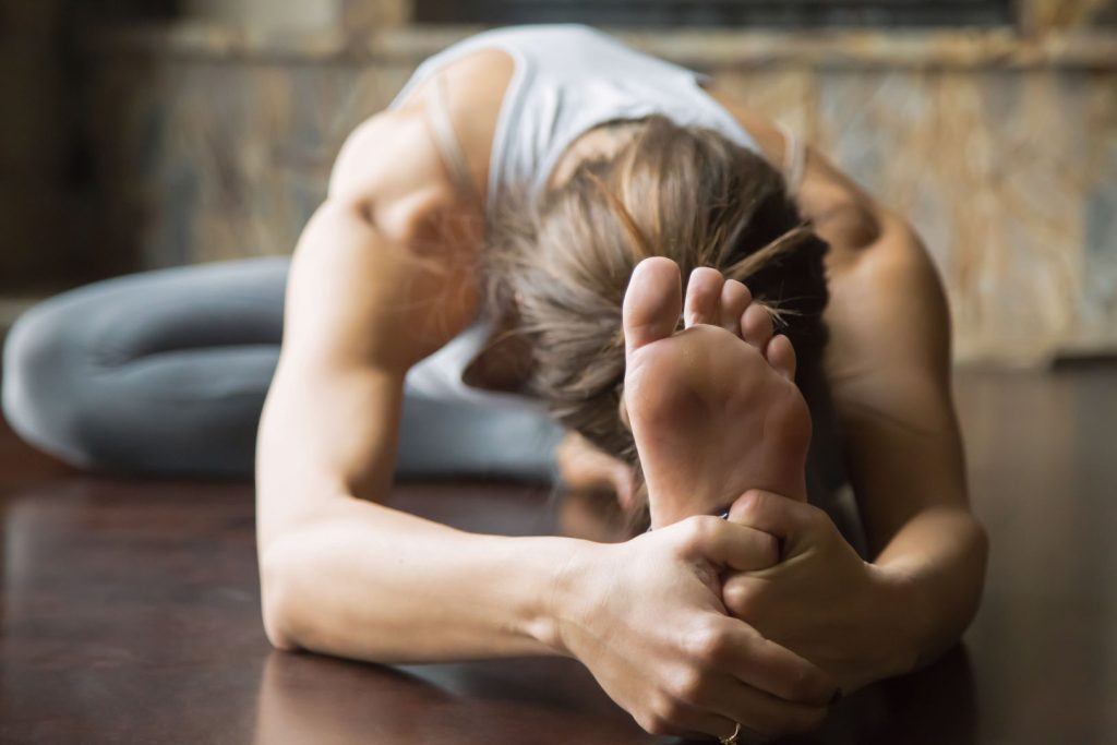Yin yoga yarım kelebek pozu