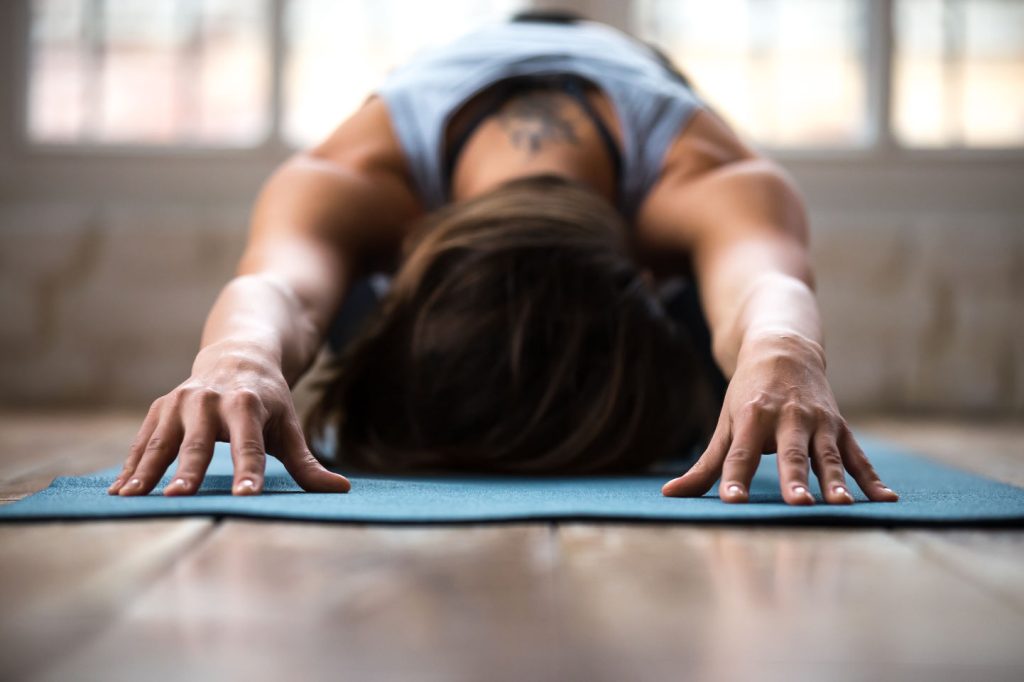 Yin yoga yavru köpek pozu