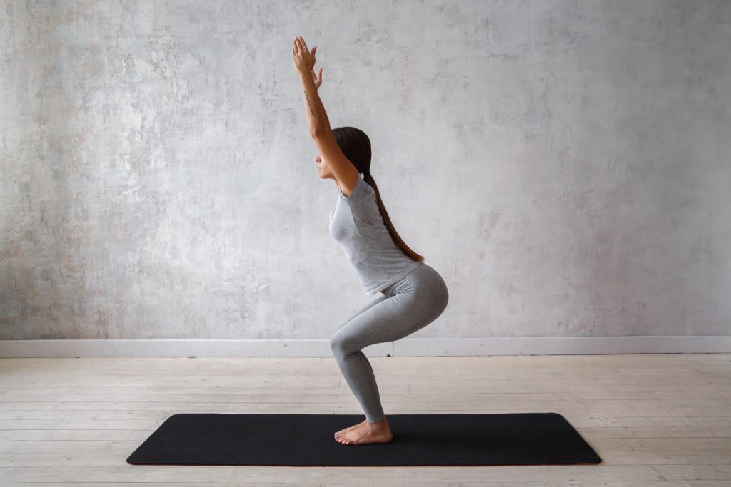 evde yoga hareketleri sandalye pozu