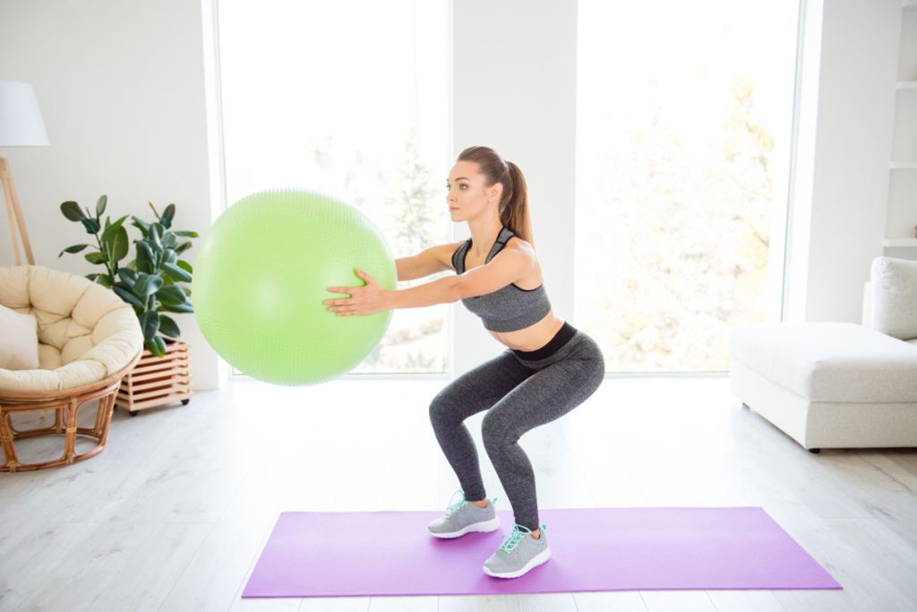 pilates topu ile squat hareketi