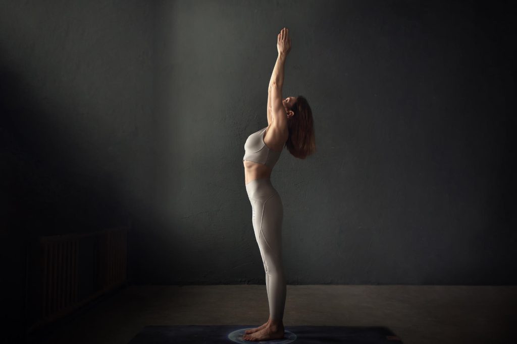 Dinamik Supta Urdvha Hastasana (Yatay Kollar Baş Arkası Pozu)