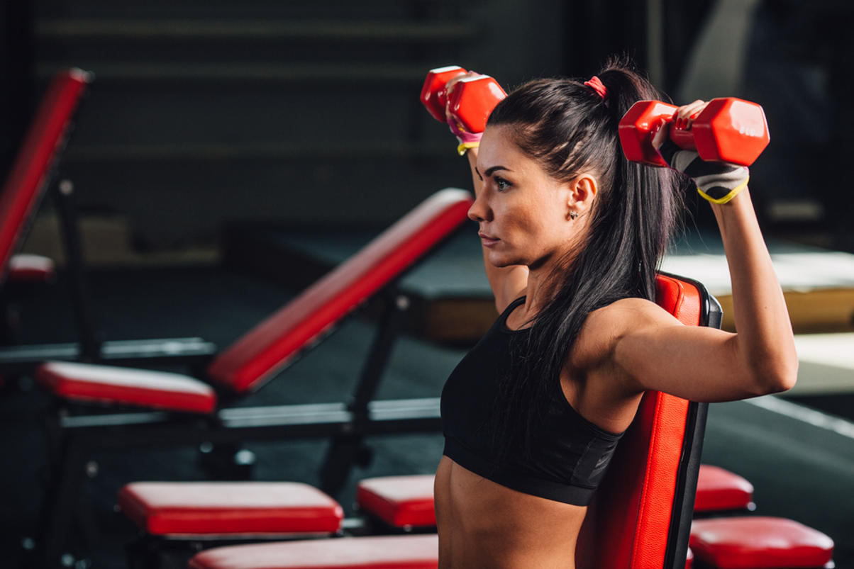 Dumbbell Shoulder Press Yaparken Dikkat Edilmesi Gereken Püf Noktalar